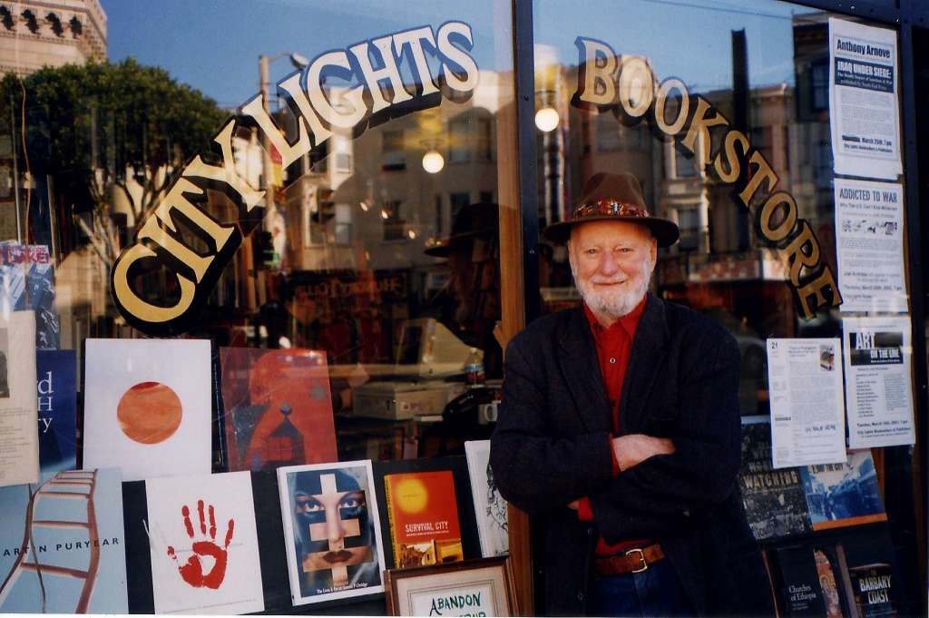 Lorens Ferlingeti ispred izloga knjižare "City Lights Bookstore" (Foto: Stacey Lewis)